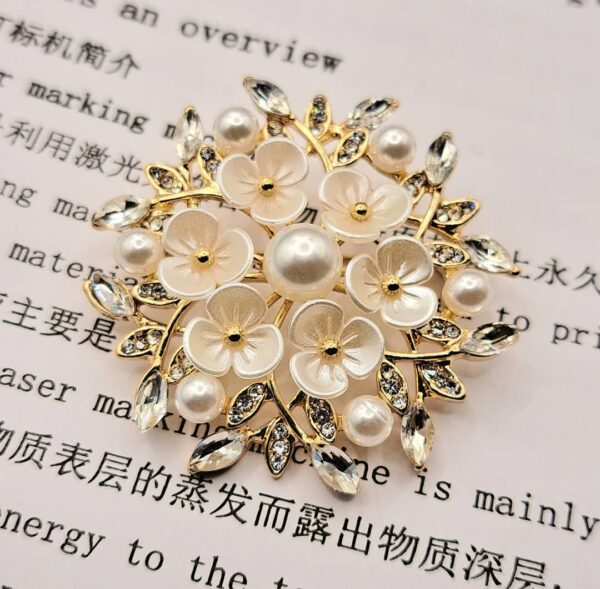 Pearl Flower Brooche, Gold