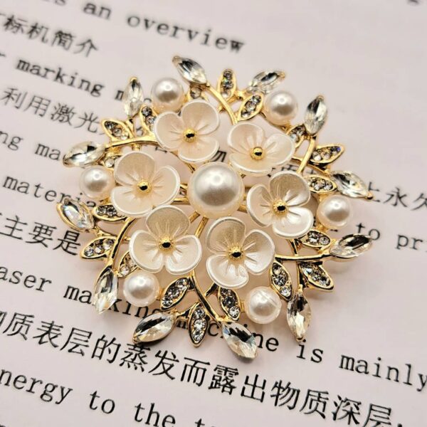 Pearl Flower Brooche, Gold