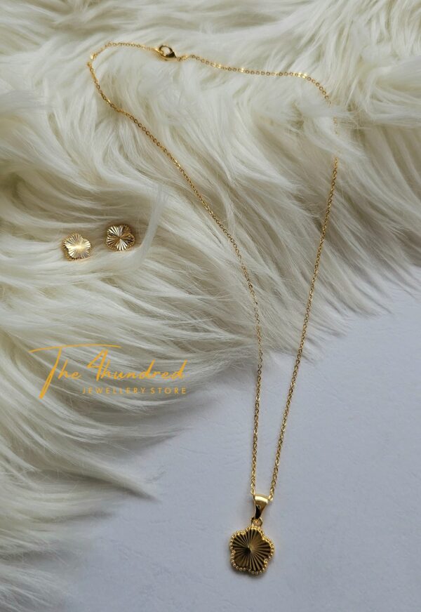 Apple Van Cleef Earring & Pendant Set